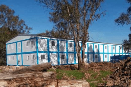 Campamento de construcción modular con módulos apilados de doble altura